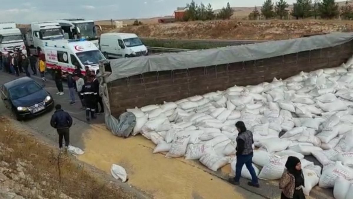 Gaziantep’te tahıl yüklü tır yola devrildi