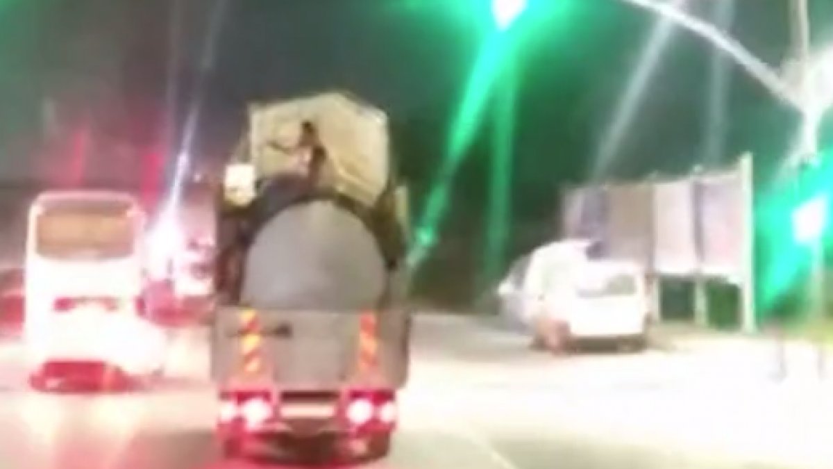 Sultangazi’de kamyonet kasasında tehlikeli yolculuk