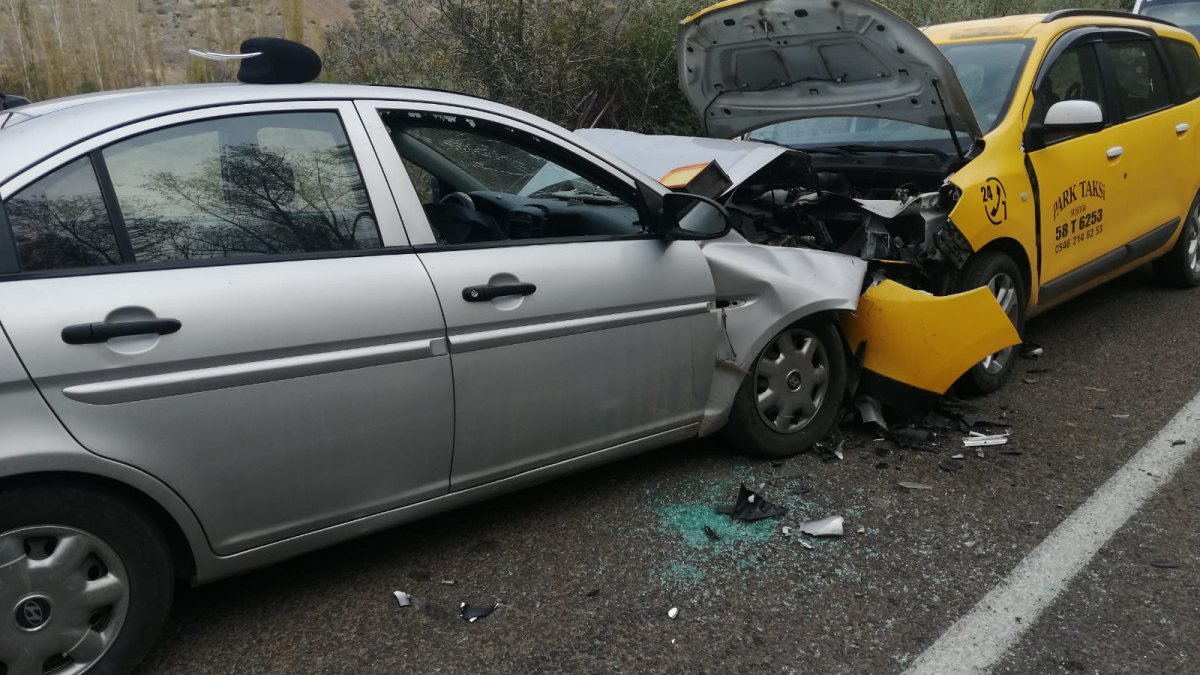 Sivas'taki kazada taksi ve otomobil çarpıştı:1 kişi öldü