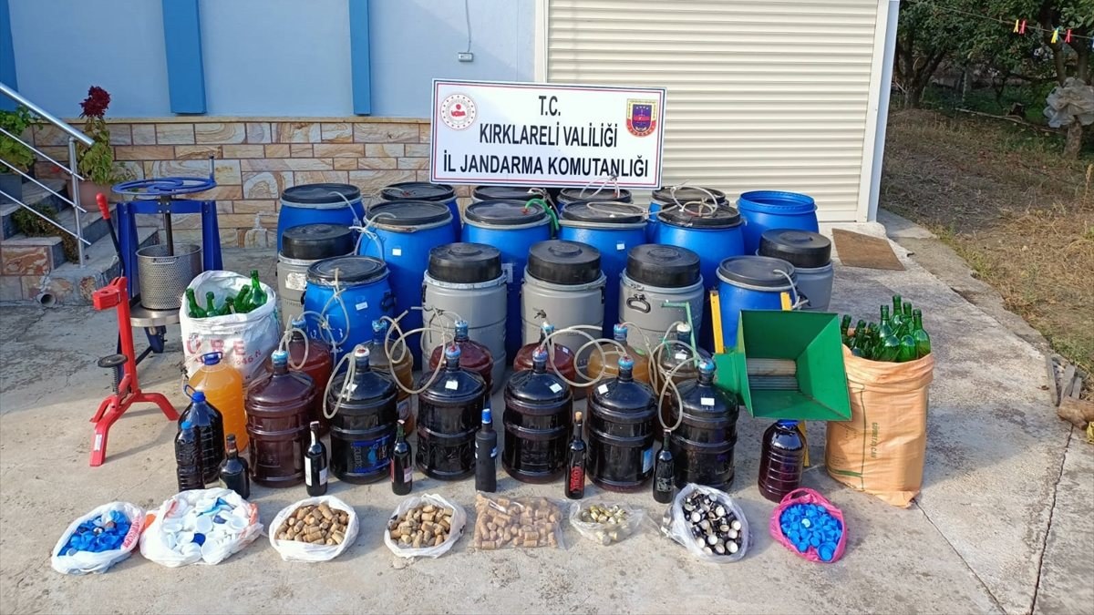 Kırklareli'nde 2 bin 560 litre kaçak içki yakalandı