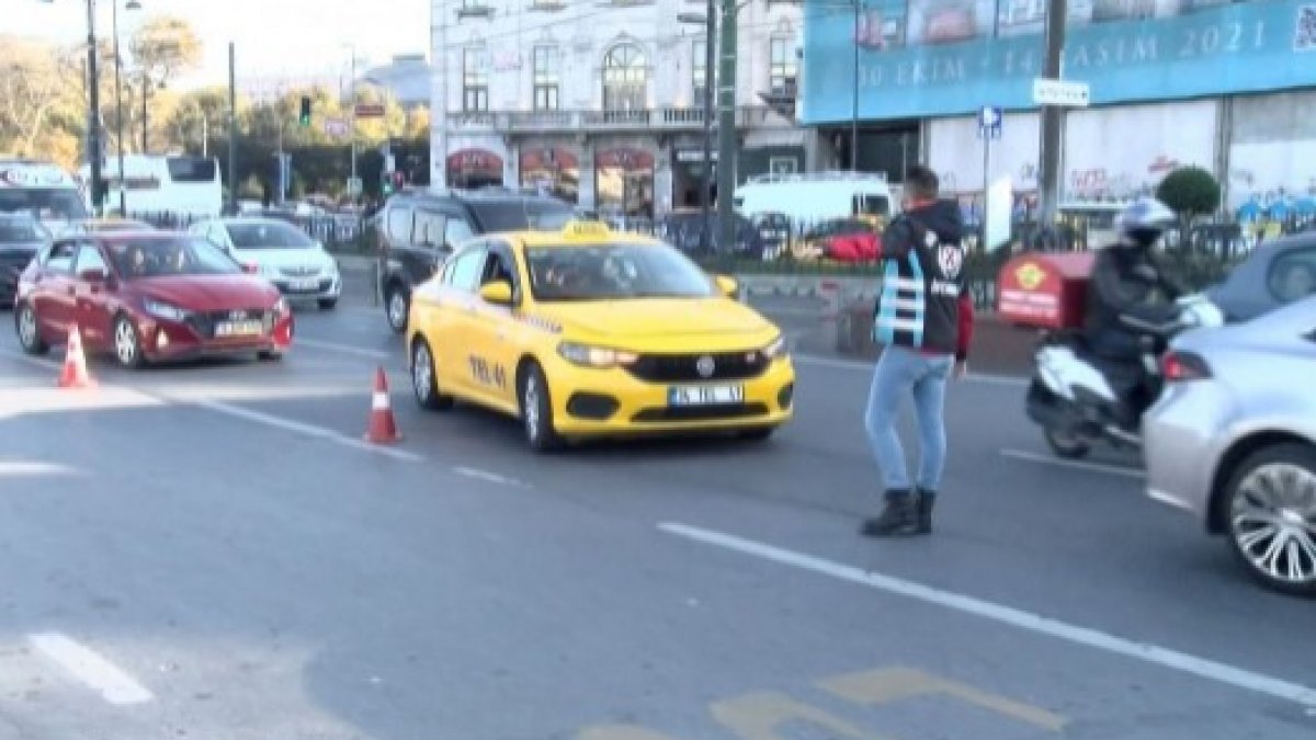 Fatih'te denetlenen taksiciler, 12 kural hakkında bilgilendirildi