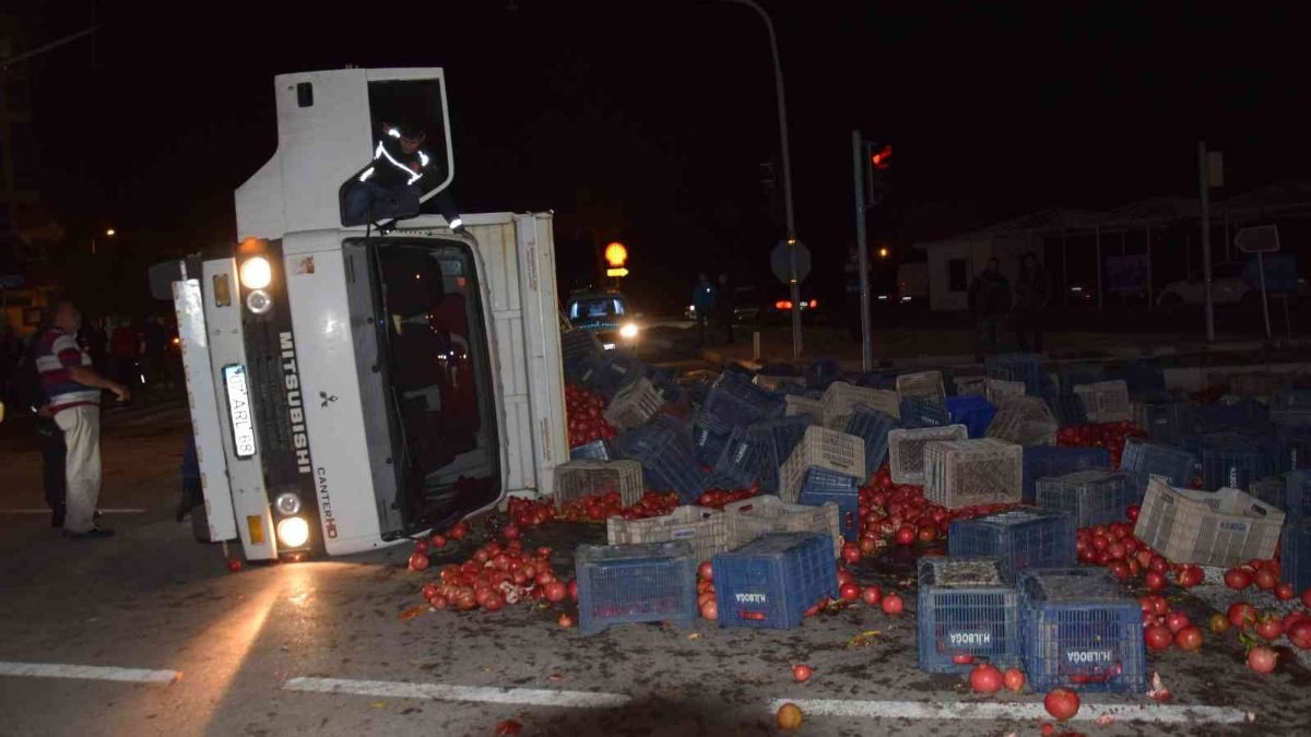 Antalya’da nar yüklü kamyon devrildi