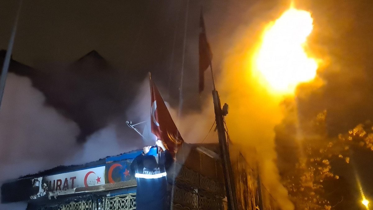 Erzurum'daki yangında, önce Türk bayrağı kurtarıldı
