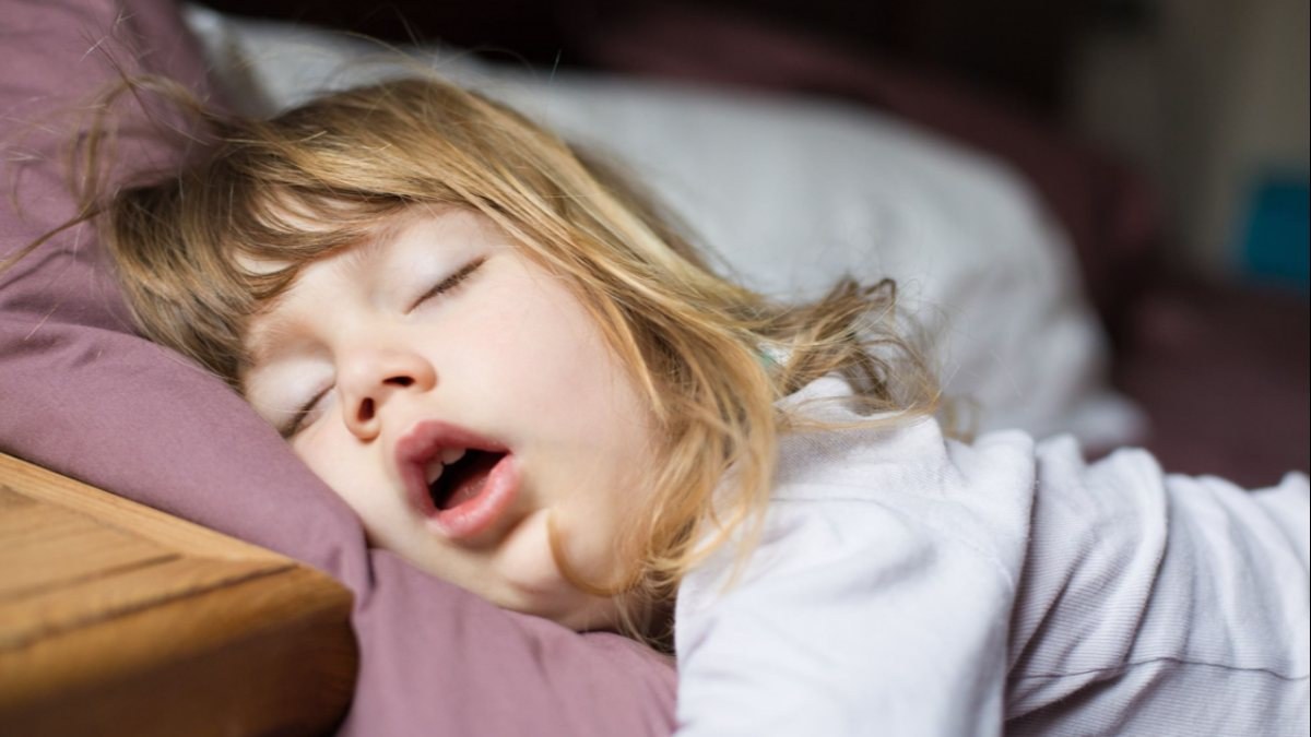 Çocuklarda uyku apnesi horlamaya sebep olabiliyor