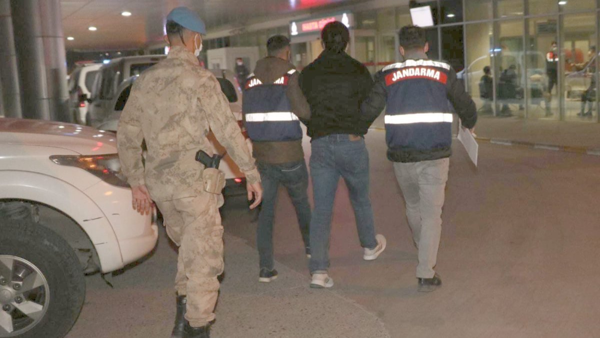 İzmir'de FETÖ firarisi eski polis ve asker yakalandı