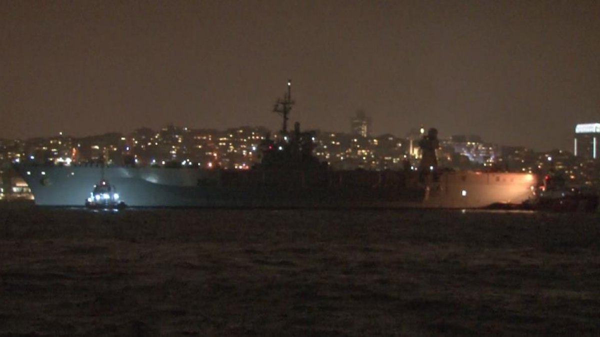 ABD donanmasına ait savaş gemisi, Sarayburnu Limanı'na demir attı
