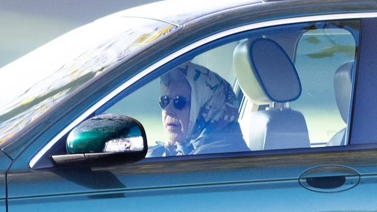 Kraliçe Elizabeth araba sürdü