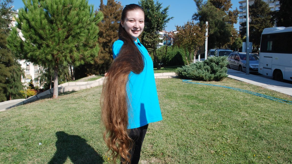İzmir'deki Rapunzel Pelin'in saçları boyunu geçti