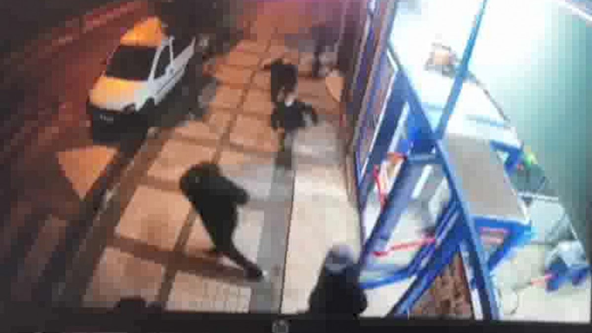 Bağcılar'da bıçakla marketi gasbedenler, suçüstü yakalandı