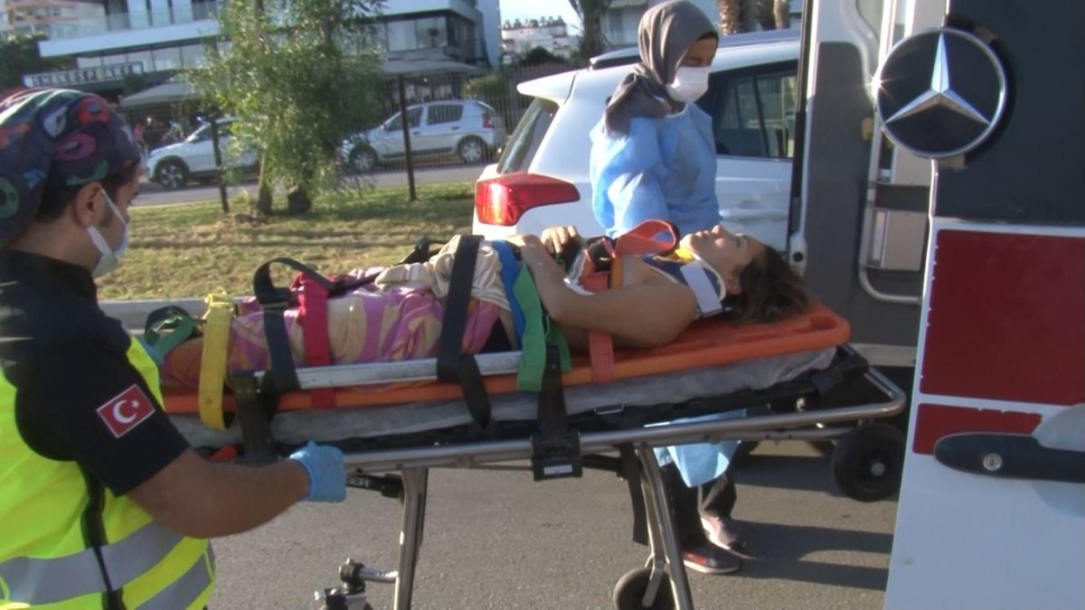 Antalya'da hızını alamayan jet-ski, kadına çarptı