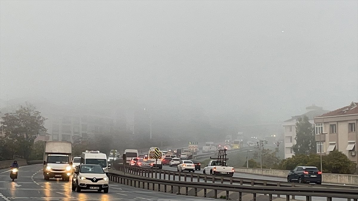 İstanbul yoğun sis altında: Trafik durma noktasına geldi