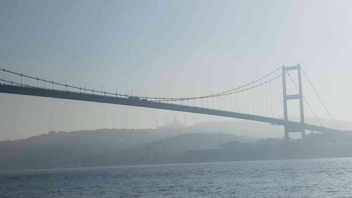 İstanbul'daki sis, gemi trafiğini durdurdu