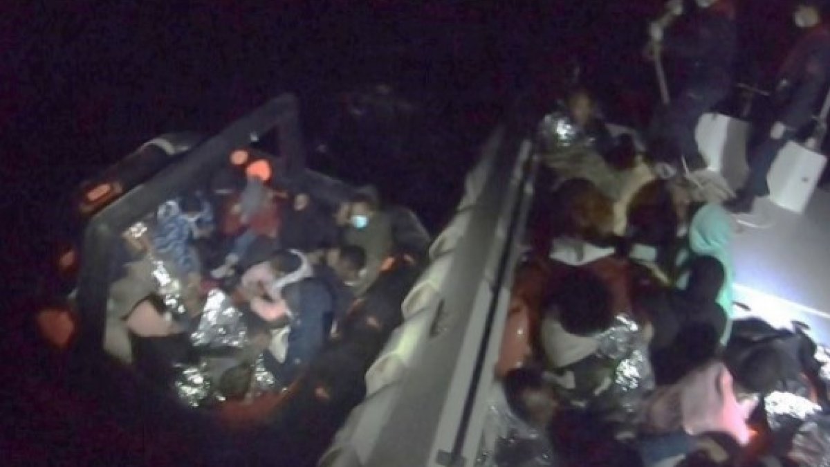 İzmir açıklarında 89 göçmen kurtarıldı