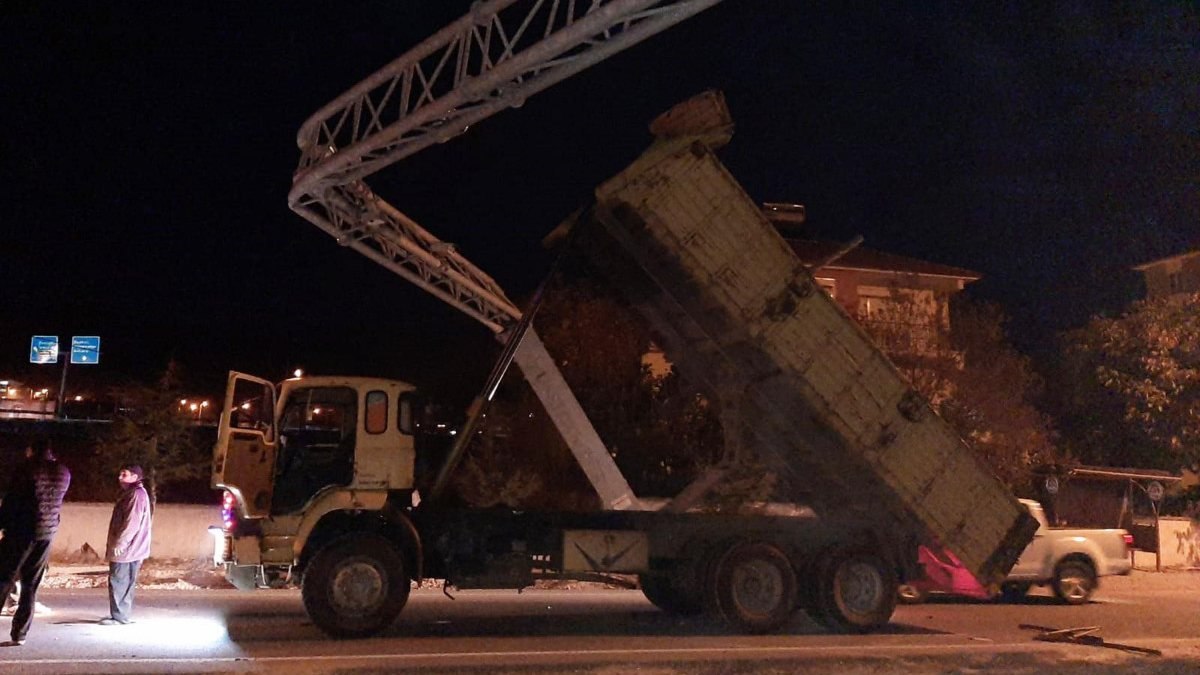 Denizli'de damperi açık kamyon, PTS direğine takıldı