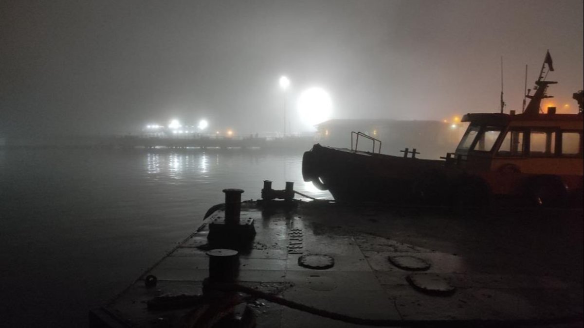 Yoğun sis Çanakkale Boğazı'nı trafiğe kapattı