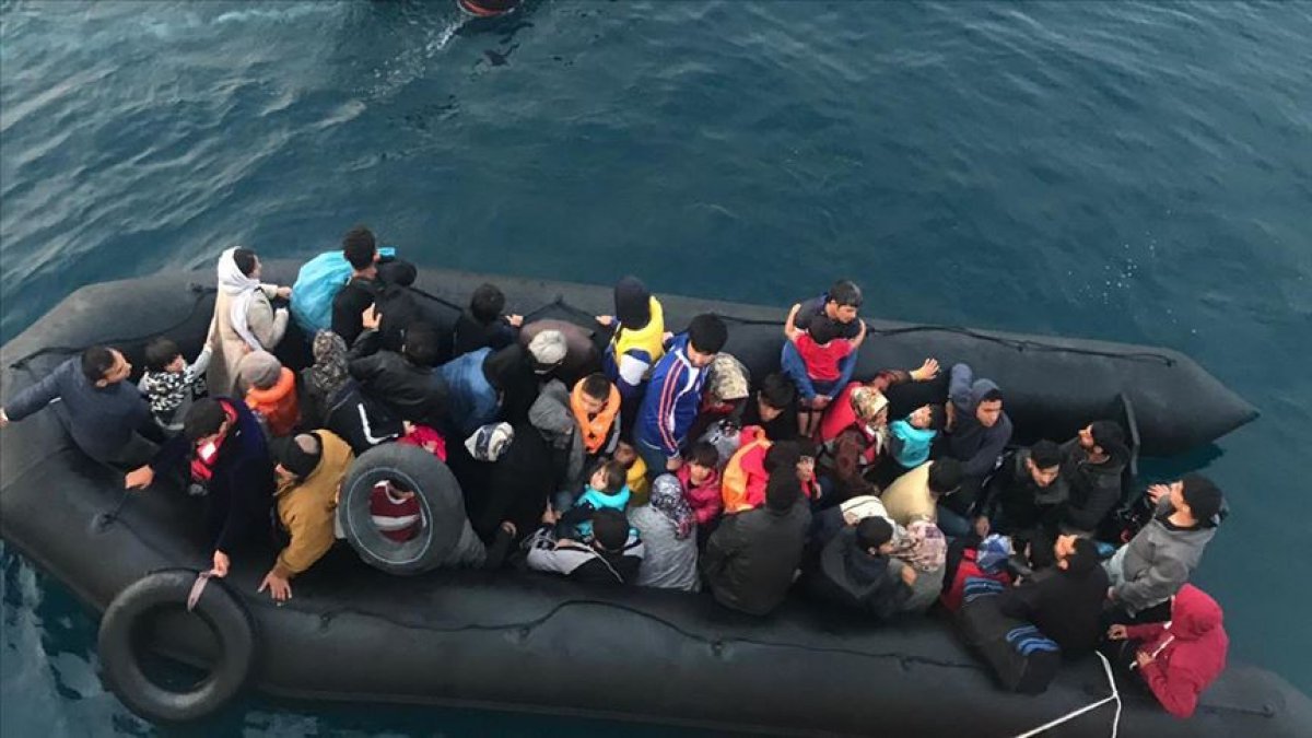 İzmir açıklarında 115 kaçak göçmen kurtarıldı