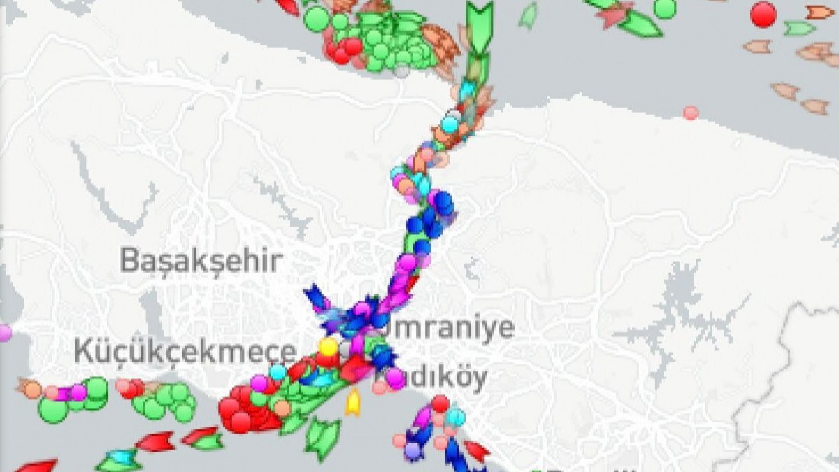 İstanbul Boğazı'nda sis nedeniyle oluşan gemi trafiği