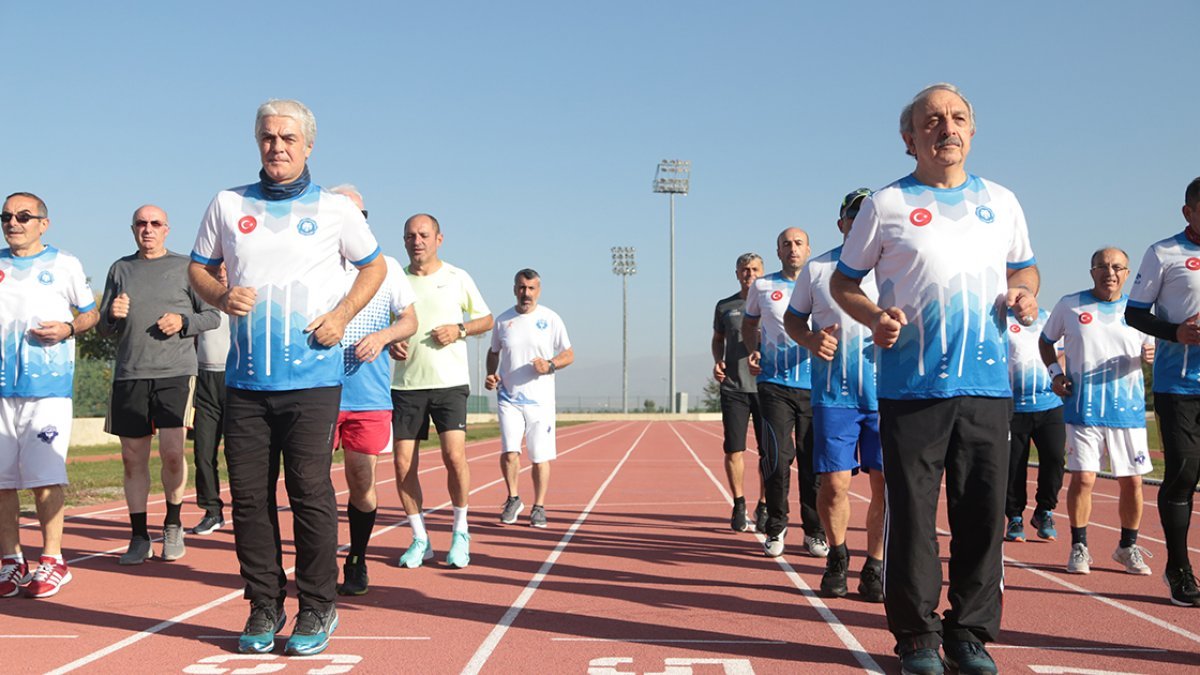 Erzurum'da maratona hazırlanan 'Çılgın Dadaşlar' spor tutkularıyla gençlere taş çıkartıyor