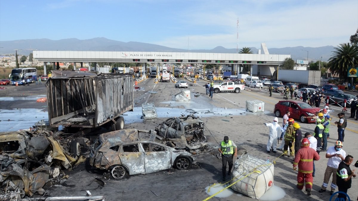 Meksika'da freni arızalanan kamyon araçlara çarptı: 19 ölü