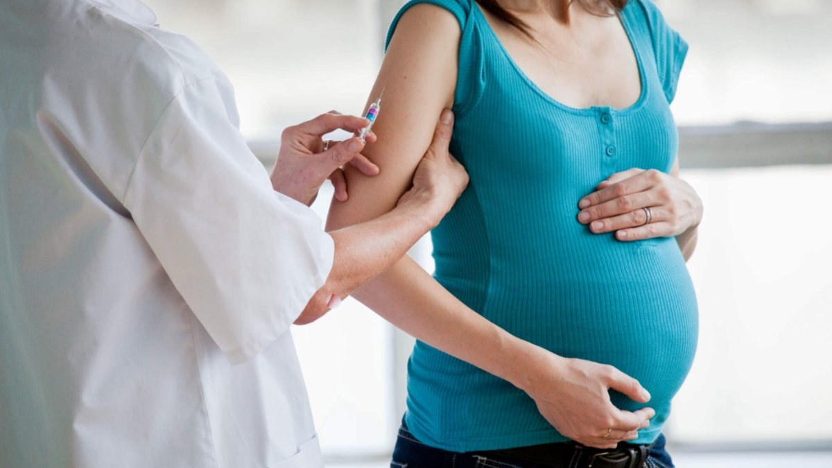 Gebeler ve emziren anneler için aşı olun uyarısı