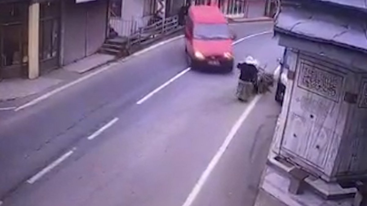 Rize’de kontrolden çıkan minibüs kadına çarptı