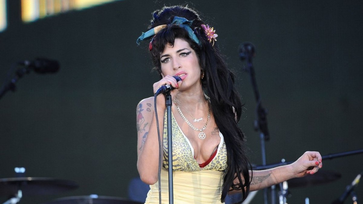 Amy Winehouse'un elbise ve çantasına rekor fiyat