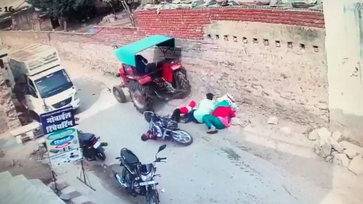 Hindistan'da traktör 4 kişilik aileyi ezdi
