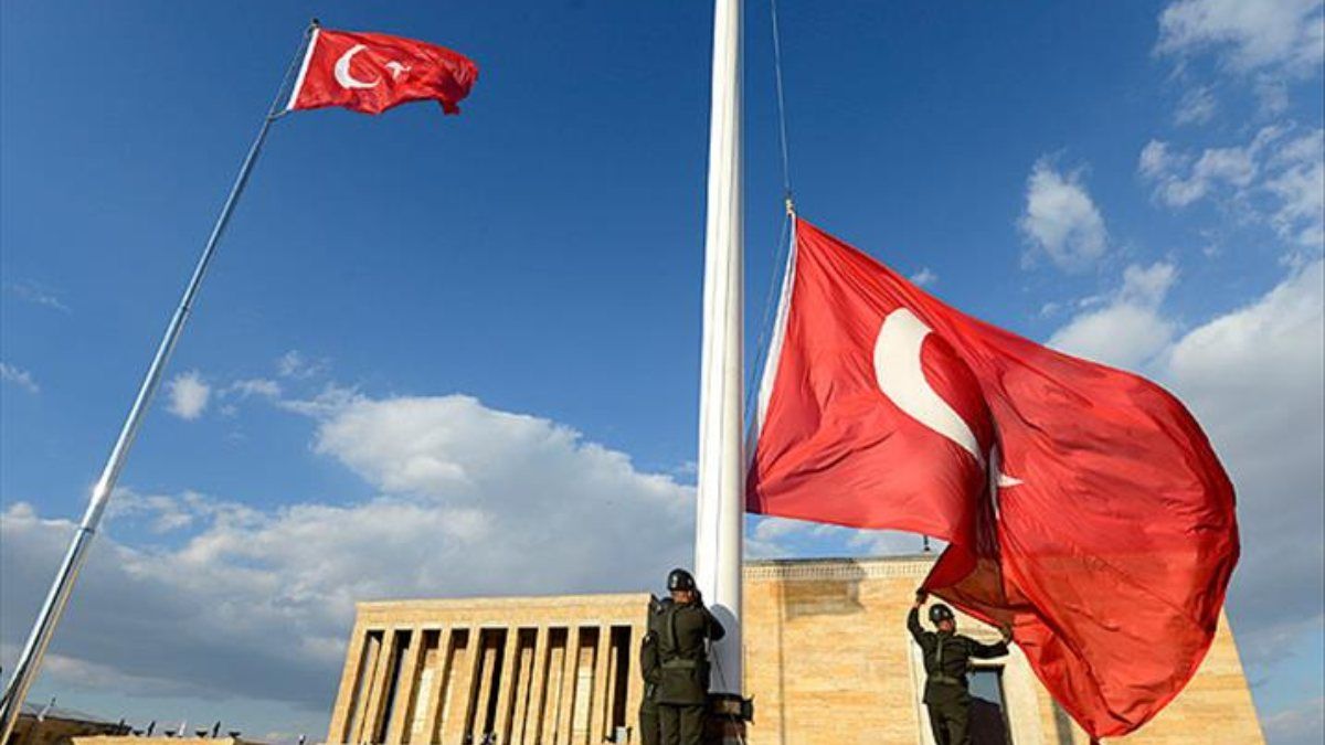 Bayrağın gönderden hiç inmediği yer: Anıtkabir