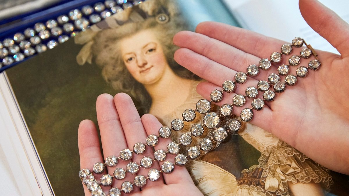 Fransa Kraliçesi Marie Antoinette'in elmas bilezikleri açık artırmada satıldı