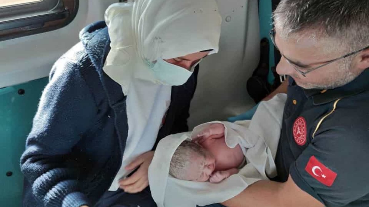 Karaman'da yolda doğum sancıları başlayan kadın ambulansta doğurdu