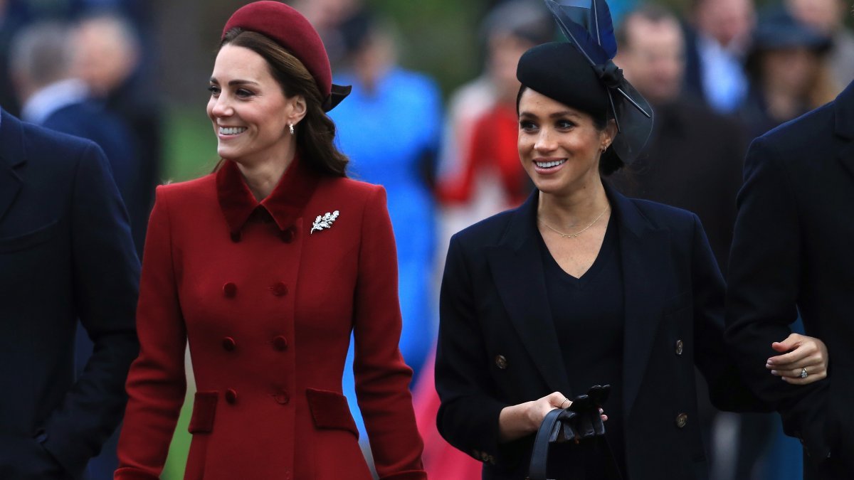 Meghan Markle kırmızı elbise, Kate Middleton gömlekle etkinliklerde
