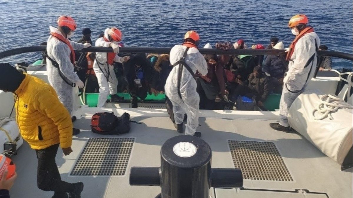 Yunanistan'ın Türk kara sularına ittiği 33 göçmen kurtarıldı