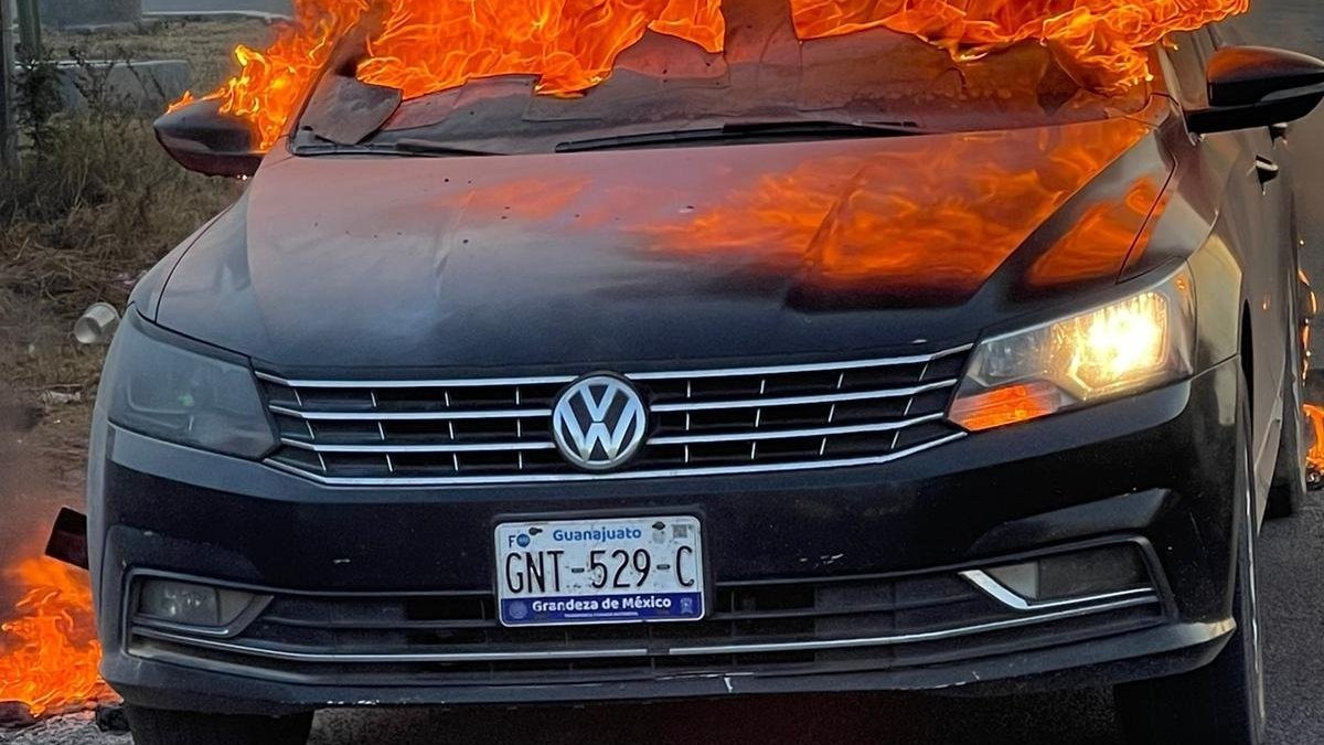 Meksika'da 2 kadını arabaya kilitleyip yaktılar