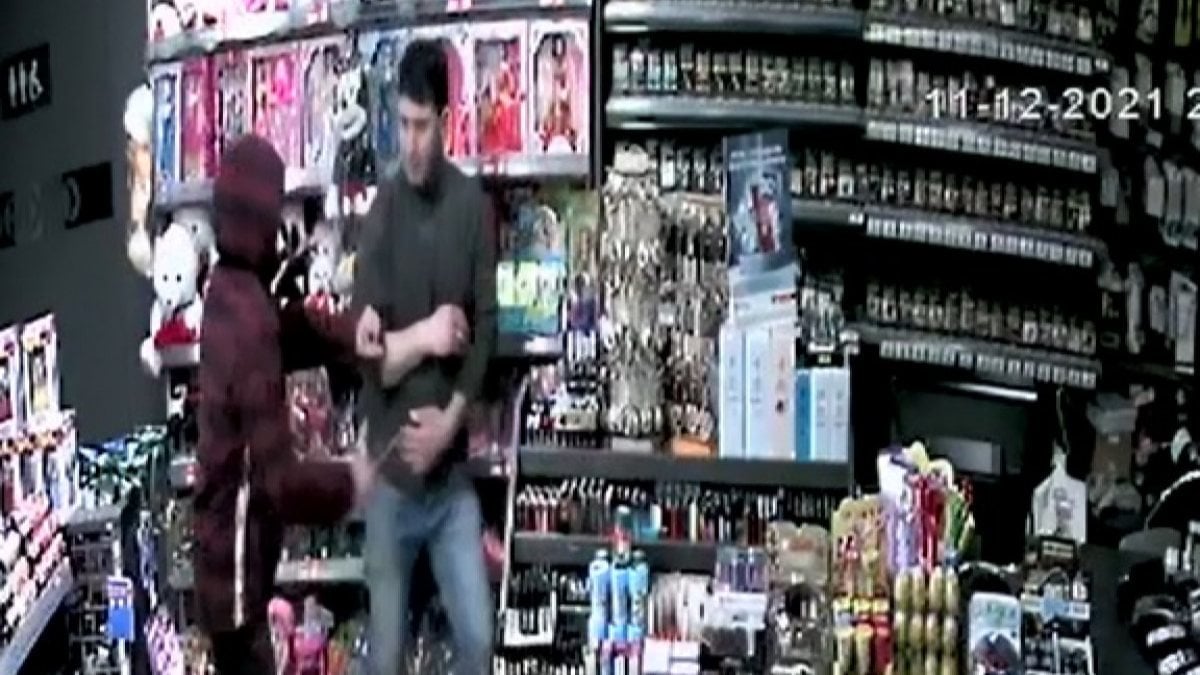 Kayseri’de, akaryakıt istasyonundaki markete giren bıçaklı hırsız yakalandı