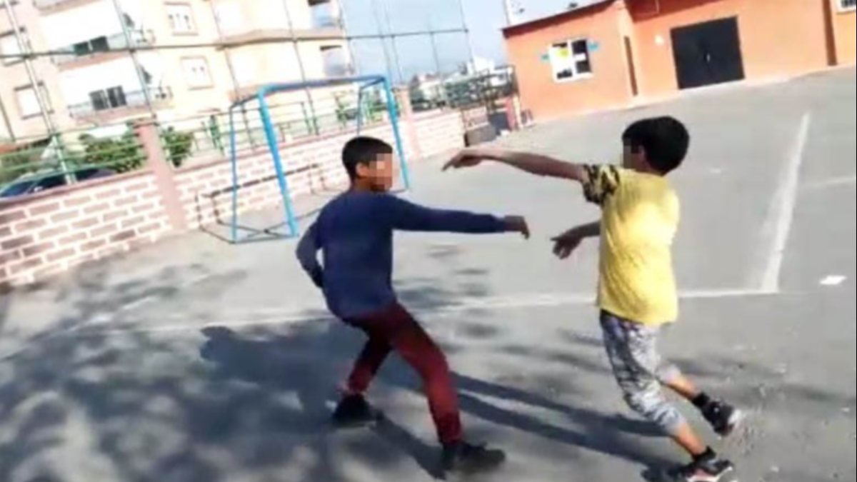 Antalya’da, çocukları dövüştürüp tezahürat yaptılar