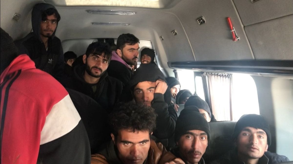 Ankara'da 17 kişilik minibüsten 38 kaçak göçmen çıktı