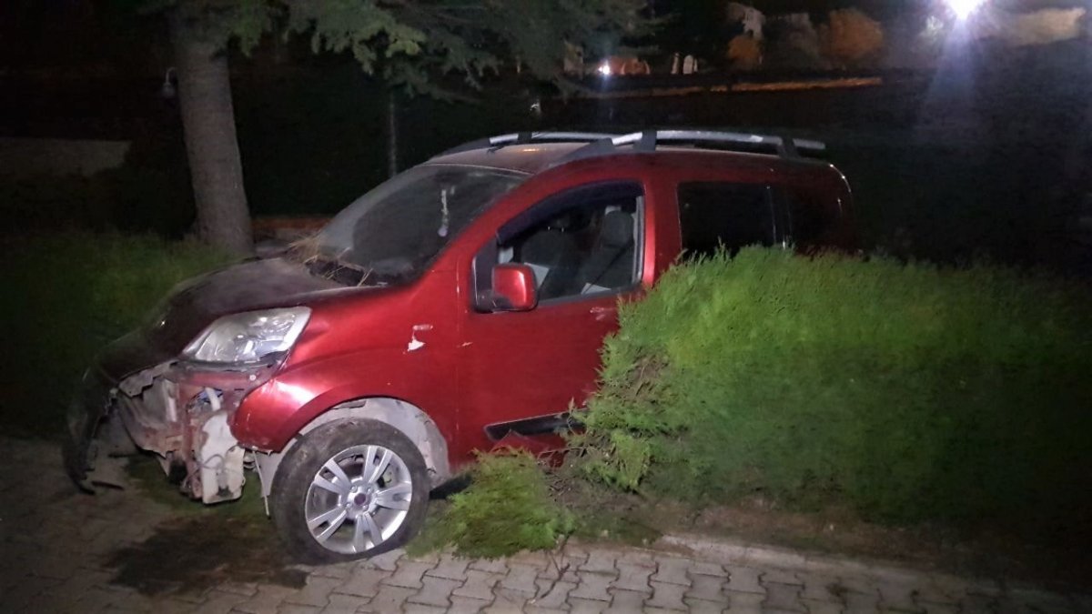 Karabük'te alkollü sürücü sitenin bahçesine girdi