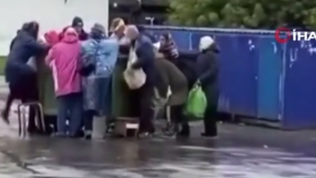 Rusya'da yaşlılar çöpten yiyecek topladı