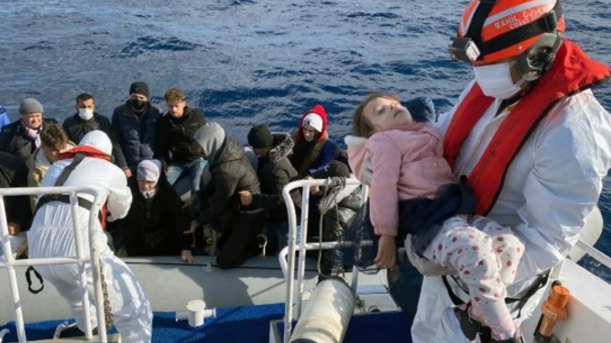 Muğla'da kadın ve çocukların olduğu 44 göçmen kurtarıldı
