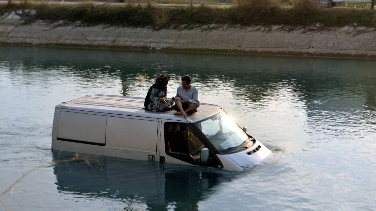 Adana'da minibüs sulama kanalına düştü: Çıkıp yardım beklediler