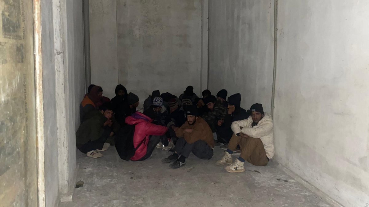 Van'da polis, 17 Afganistanlı kaçak göçmeni yakaladı