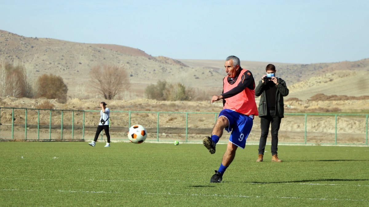 55 yıldır futbol oynayan Şerif Kunt, azmiyle gençlere örnek oluyor