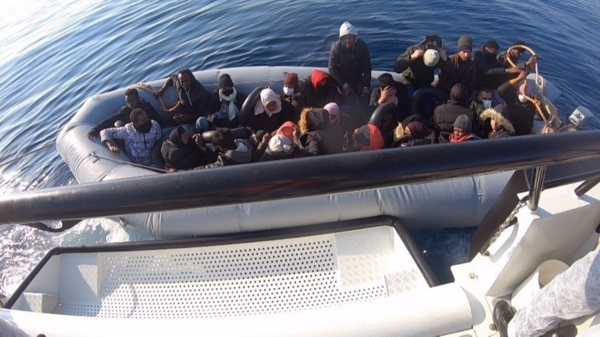 İzmir açıklarında 44 kaçak göçmen kurtarıldı