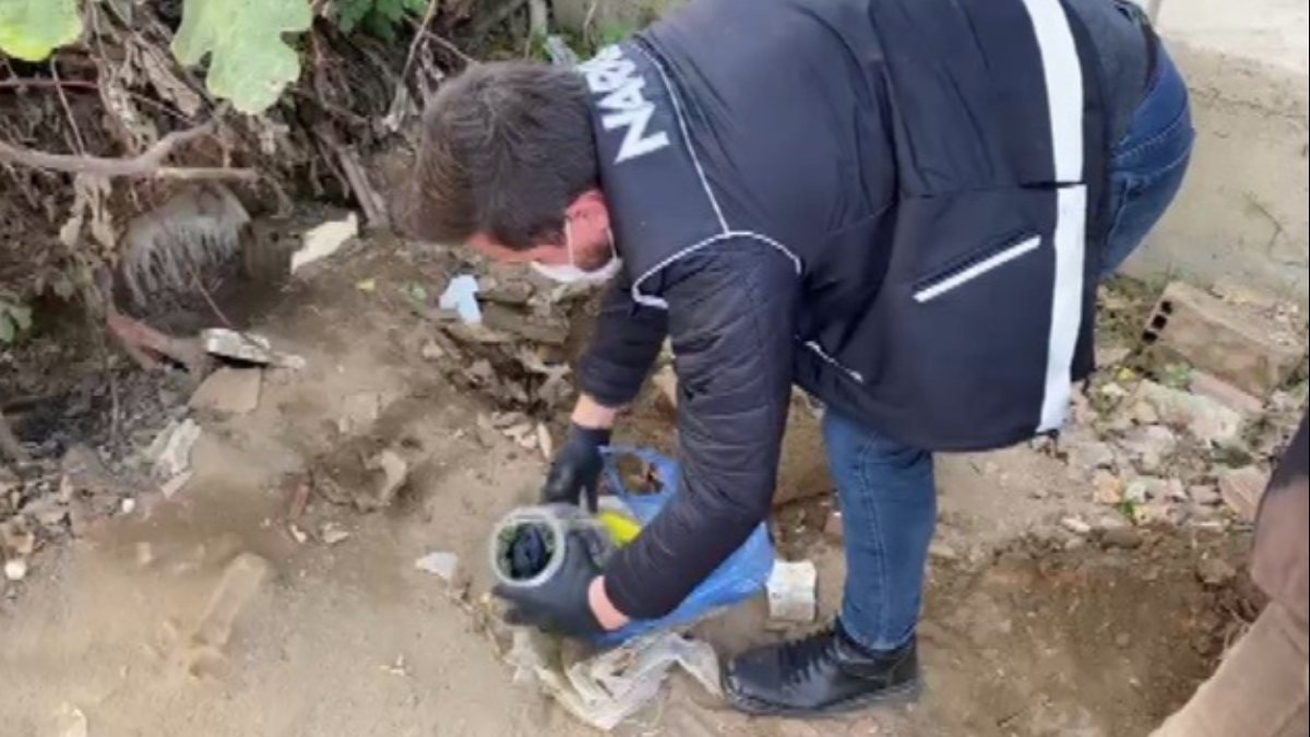 İzmir'de toprağa gömülü uyuşturucu ele geçirildi