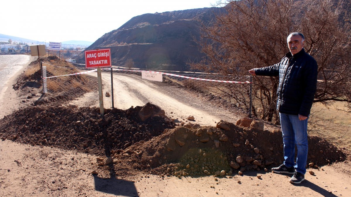 Sivas’ta arazisi gasbedilen köy sakini, yola çelik ağ ördü