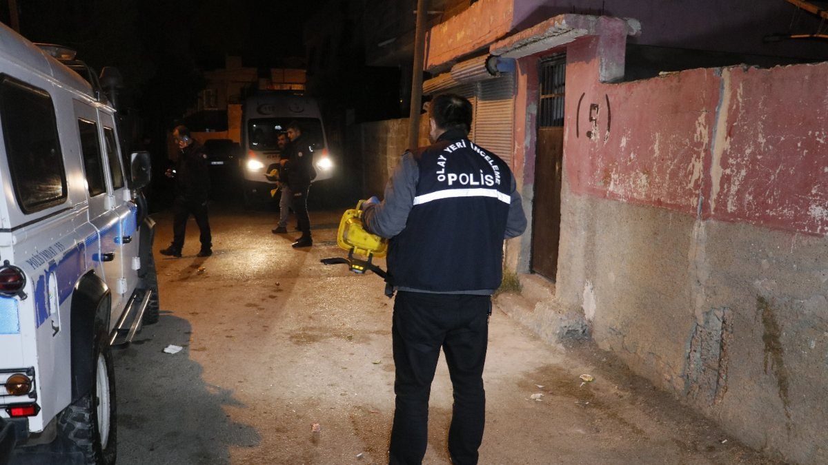 Adana'da evinin önünde vurulan şahsın hayati riski sürüyor