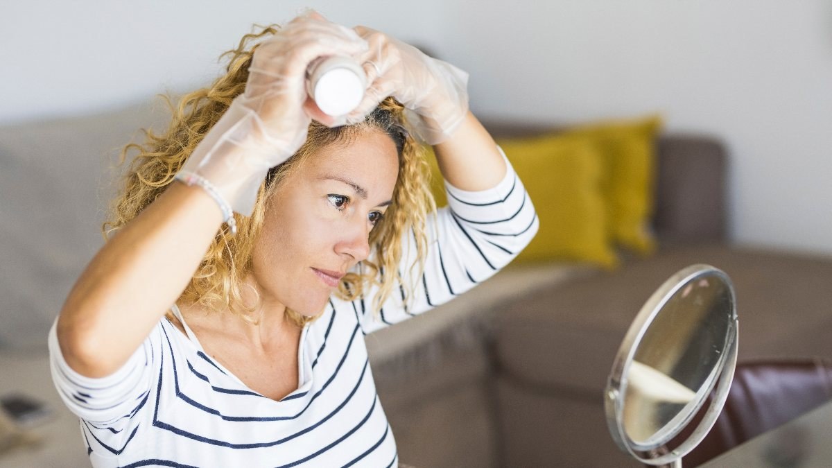 Evde saç boyarken olası alerji riskine dikkat