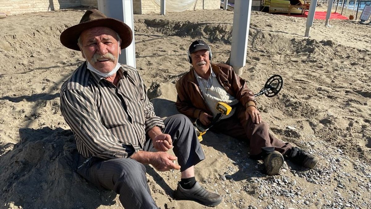 Antalya'da plaj definecileri turistlerden kalan kıymetli madenlerin peşinde