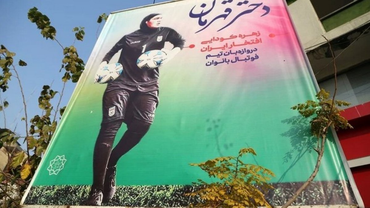 Cinsiyeti tartışılan İranlı kadın kaleci Koudaei'nin posterleri asıldı