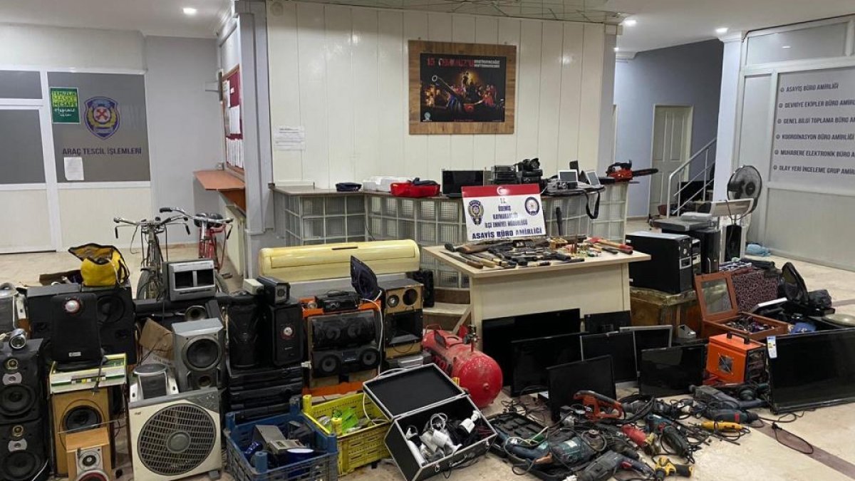 İzmir'de hırsızın evinde kamyonet dolusu çalıntı malzeme bulundu